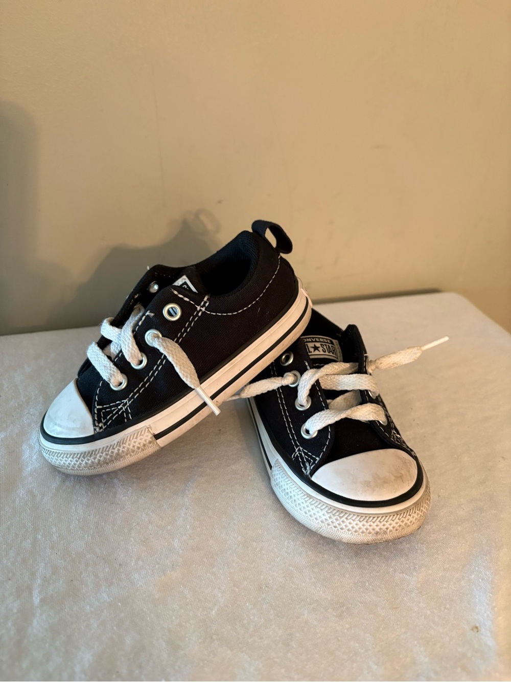 Kids Converse Black Canvas Low-Top Sneakers with White Laces Sz 6